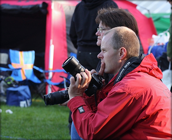 papparazzi_1656.jpg - Intens medleven af Marquis'  far Mikael.Også Jette følger spændt med fra sidelinien. Paparazzierne er på plads.